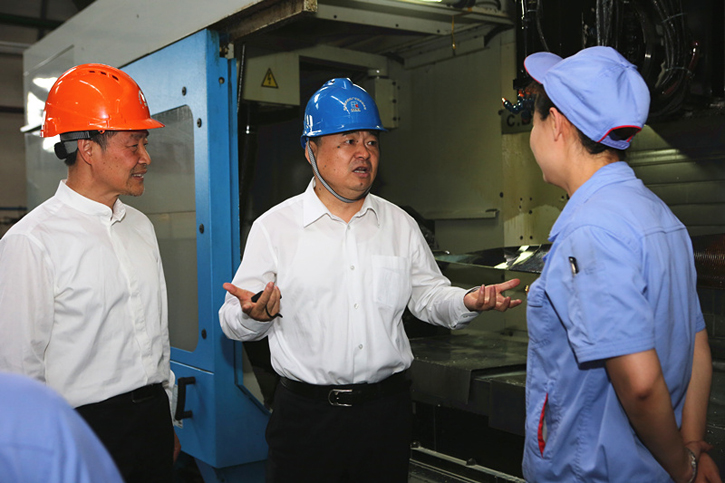 郝鹏与PA尊龙凯时集团一线生产职员深入交流